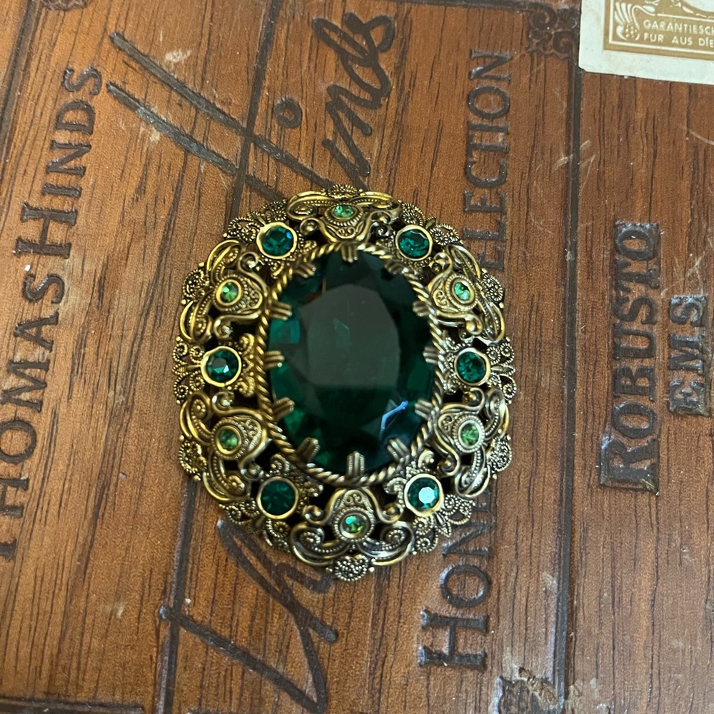 Vintage Ornate Gold and Green Gemstone Brooch - Picture 2 of 11
